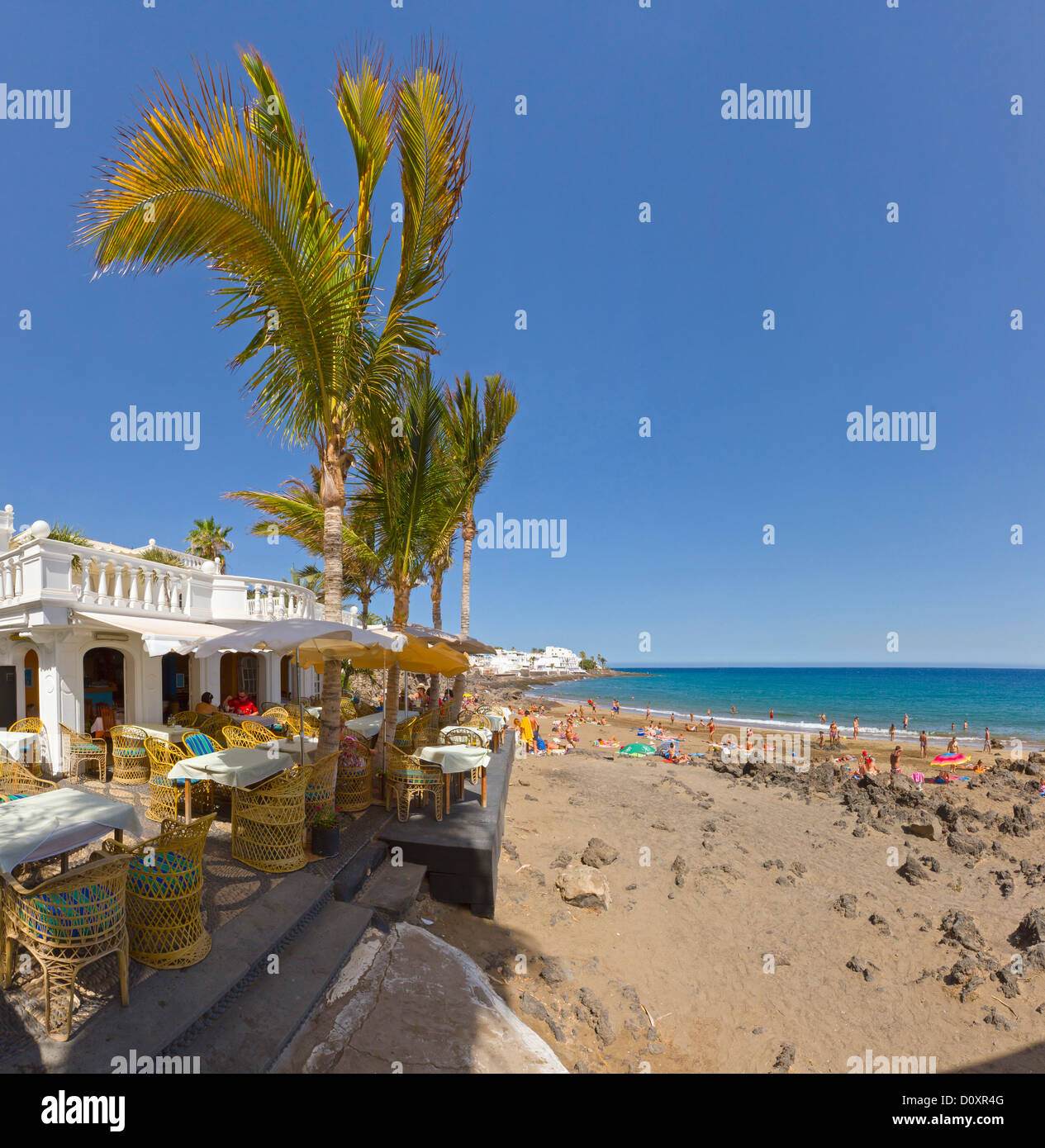 L'Espagne, Lanzarote, Puerto del Carmen, côté plage, café, ville, village, l'été, la plage, la mer, les gens, les îles Canaries, Banque D'Images