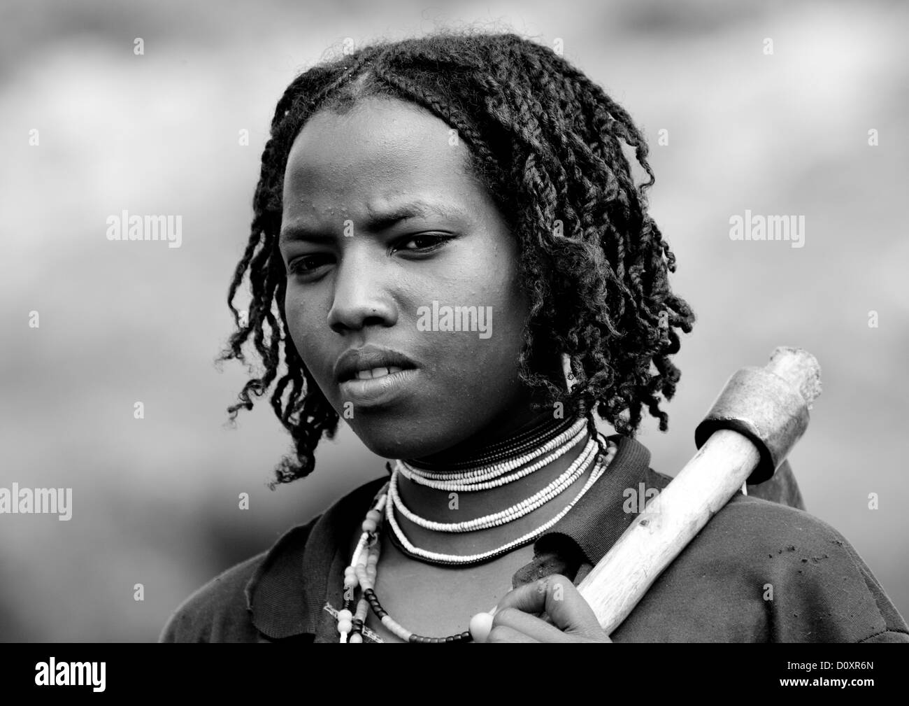 Noir et Blanc Portrait d'une Jeune femme transportant bûcheron tribu Borana une hache, Yabello, Yabello, vallée de l'Omo, Ethiopie Banque D'Images