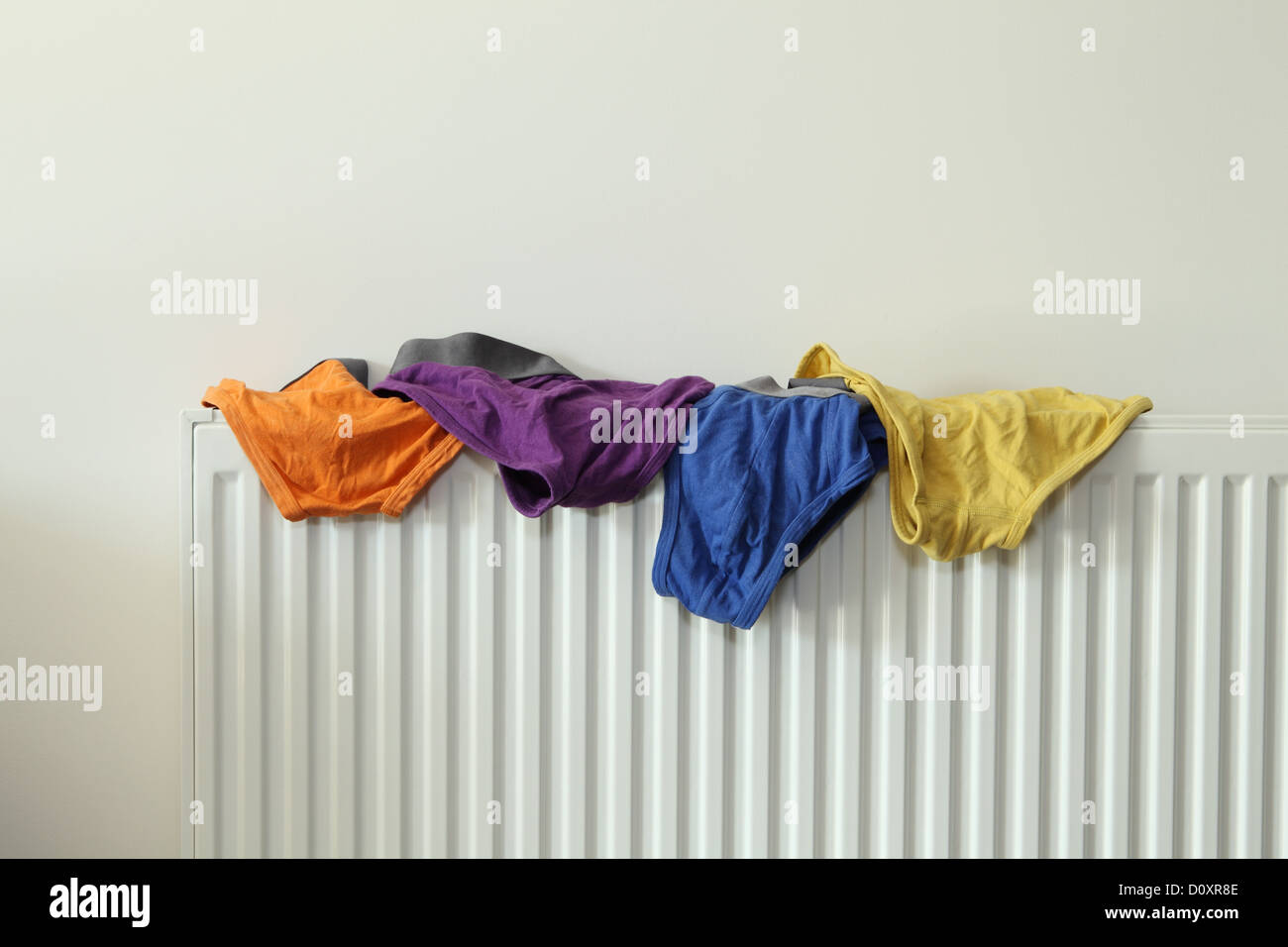 Séchage sous-vêtements sur le radiateur Banque D'Images