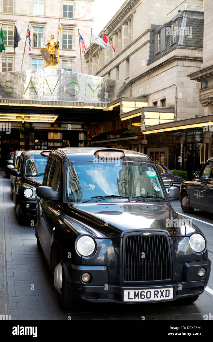 Black taxi à l'extérieur de l'Hôtel Savoy. Banque D'Images