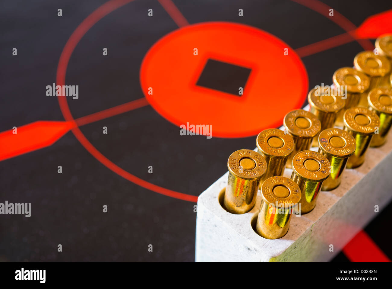 Calibre des munitions de fusil 19-19 sur disque cible Banque D'Images