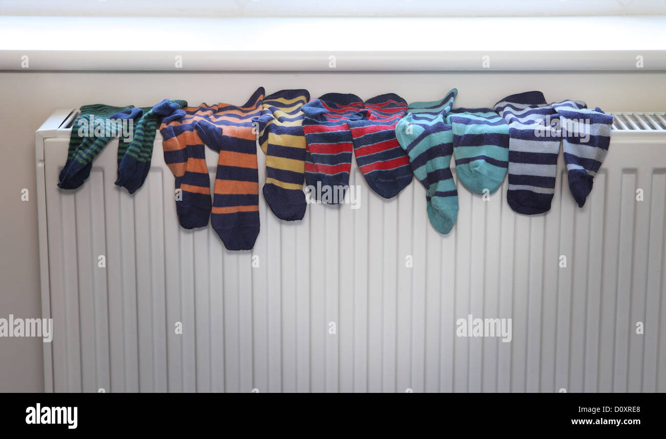 Chaussettes sèchent sur le radiateur Banque D'Images