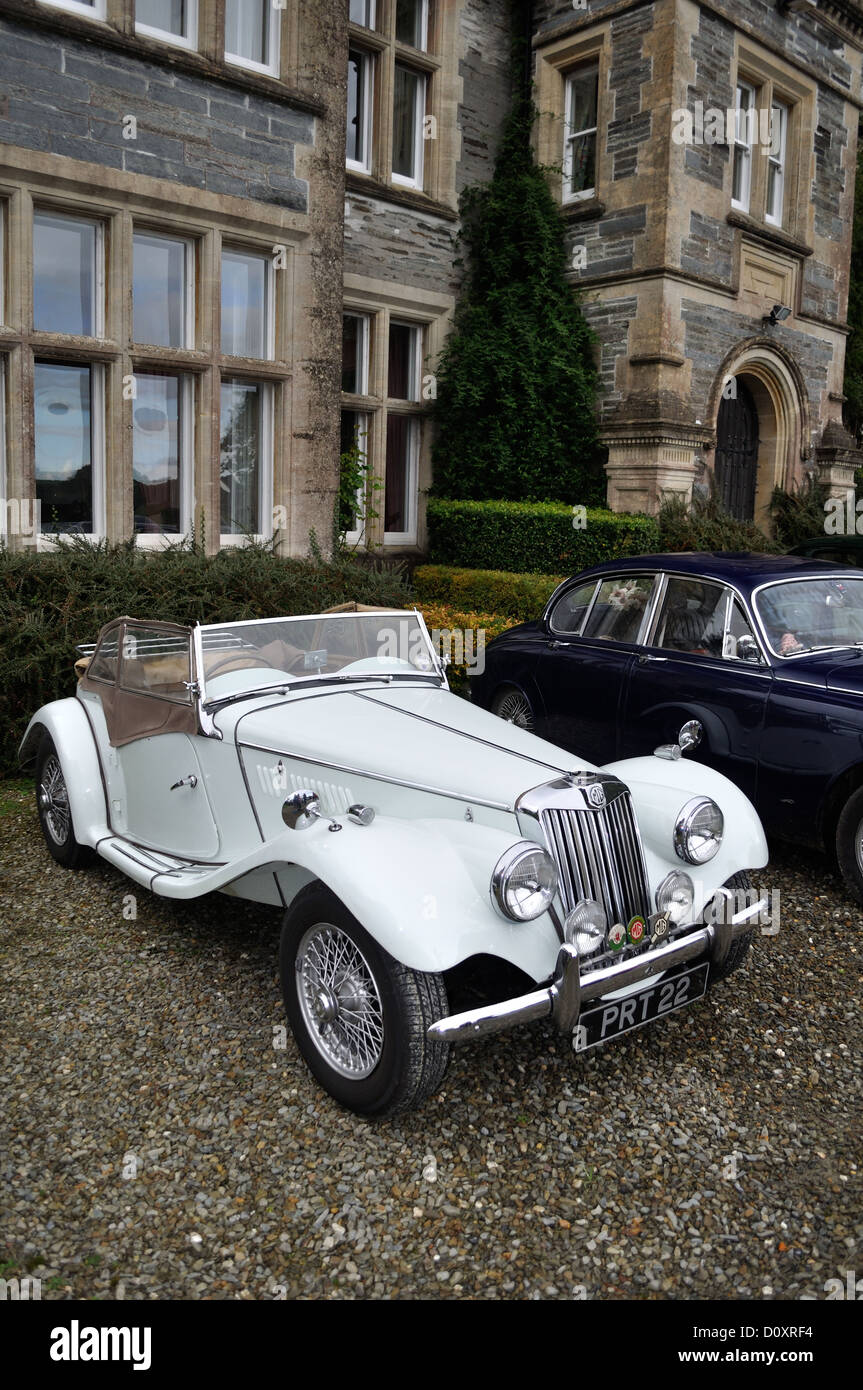 Classic MG TF ou TD voiture décapotable au comté de pembrokeshire exécuter rhos y gilwen mansion Banque D'Images