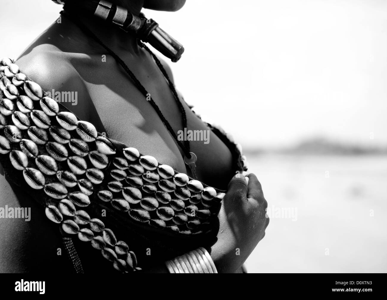 Photo en noir et blanc, gros plan sur la poitrine de Femme Tribu Hamar