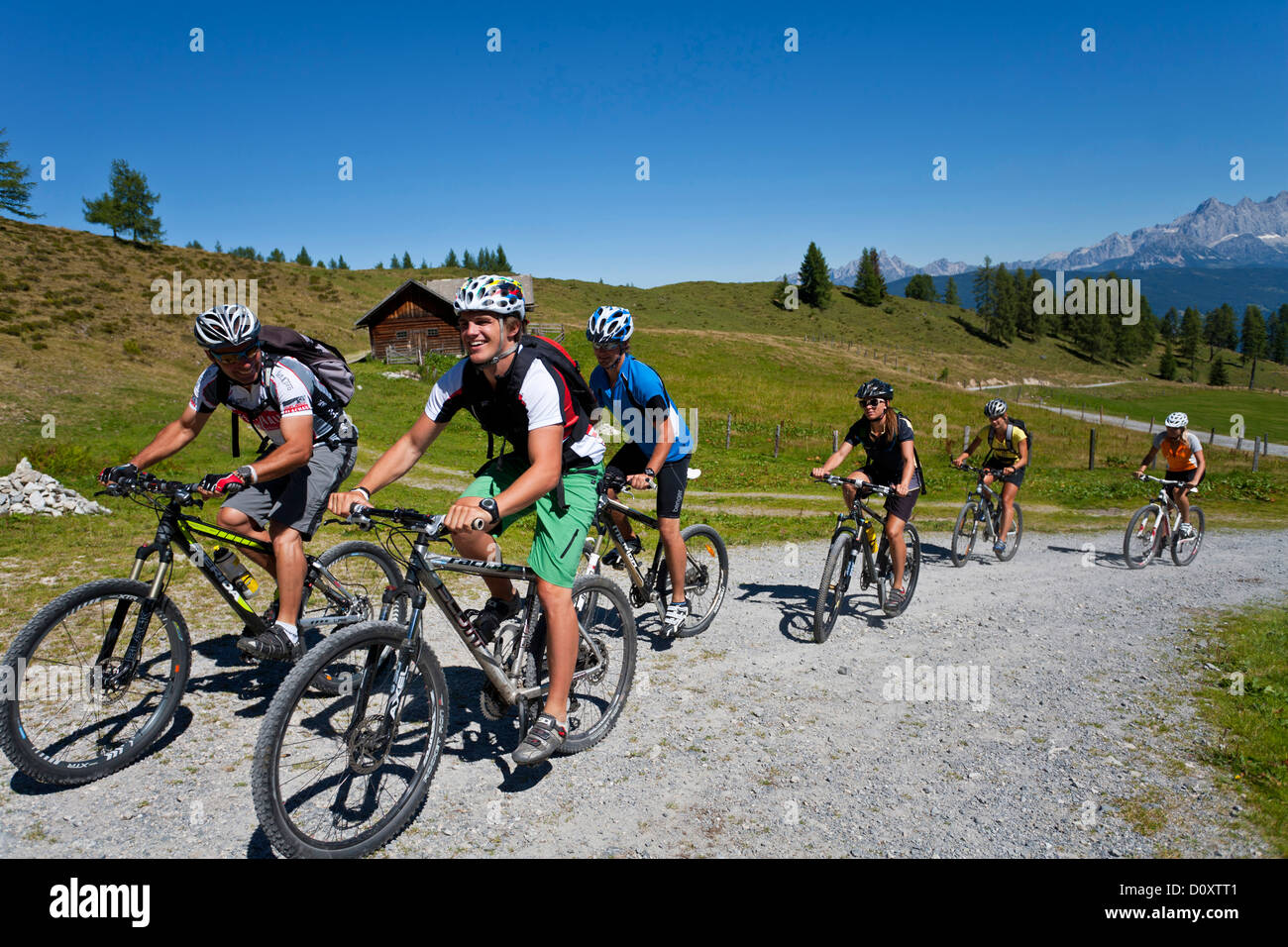 Autriche Europe Flachau adolescent cycliste le vélo Vélo VTT homme femme groupe sport fun Banque D'Images