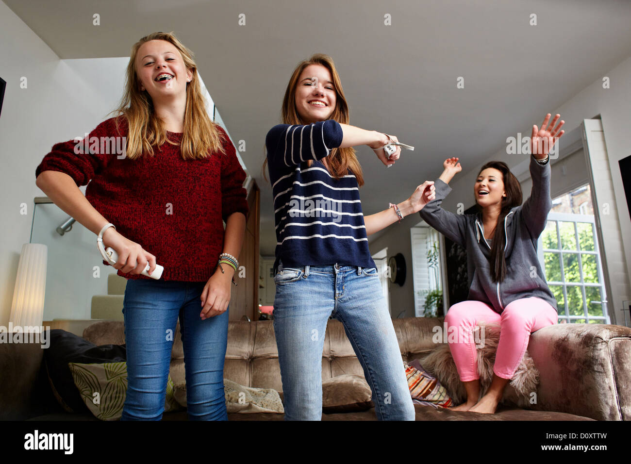 Teenage Girls playing video game Banque D'Images