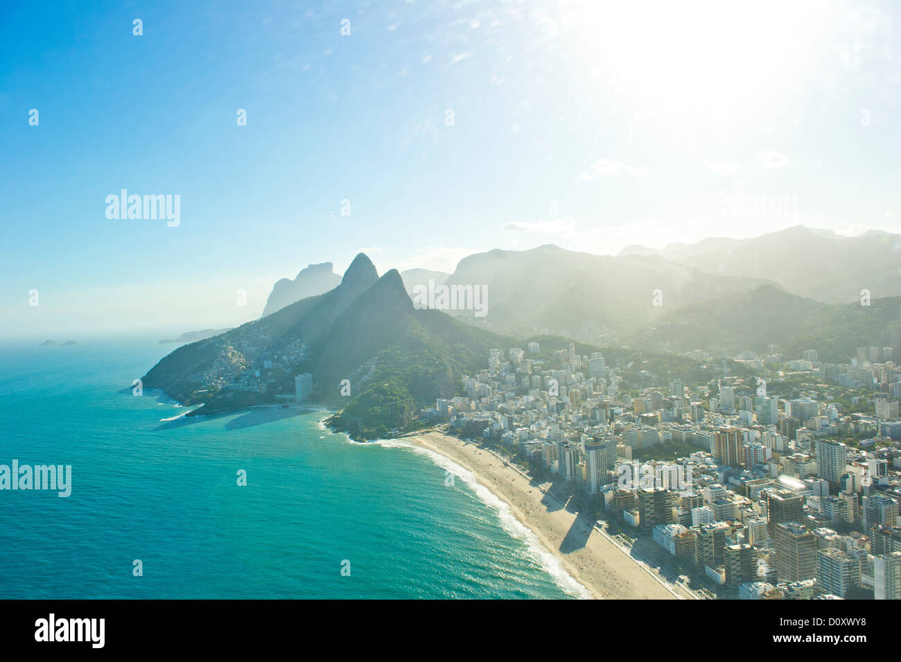 Vue aérienne de la plage d'Ipanema et Morro Dois Irmãos, Rio de Janeiro, Brésil Banque D'Images