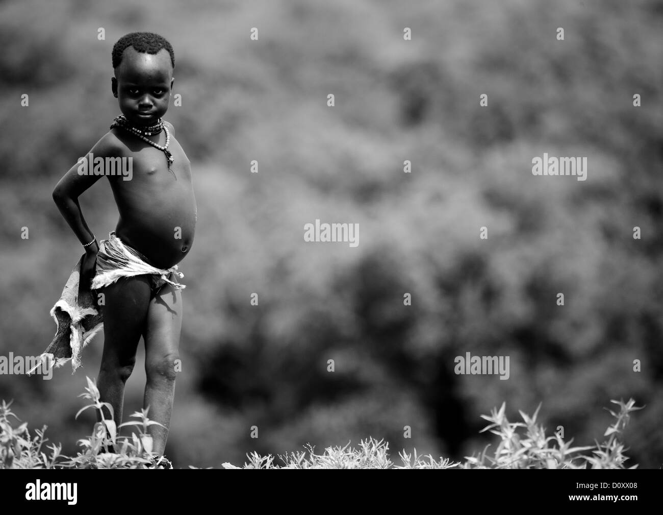 Portrait noir et blanc d'un enfant de la tribu Karo, Korcho Village, vallée de l'Omo, Ethiopie Banque D'Images