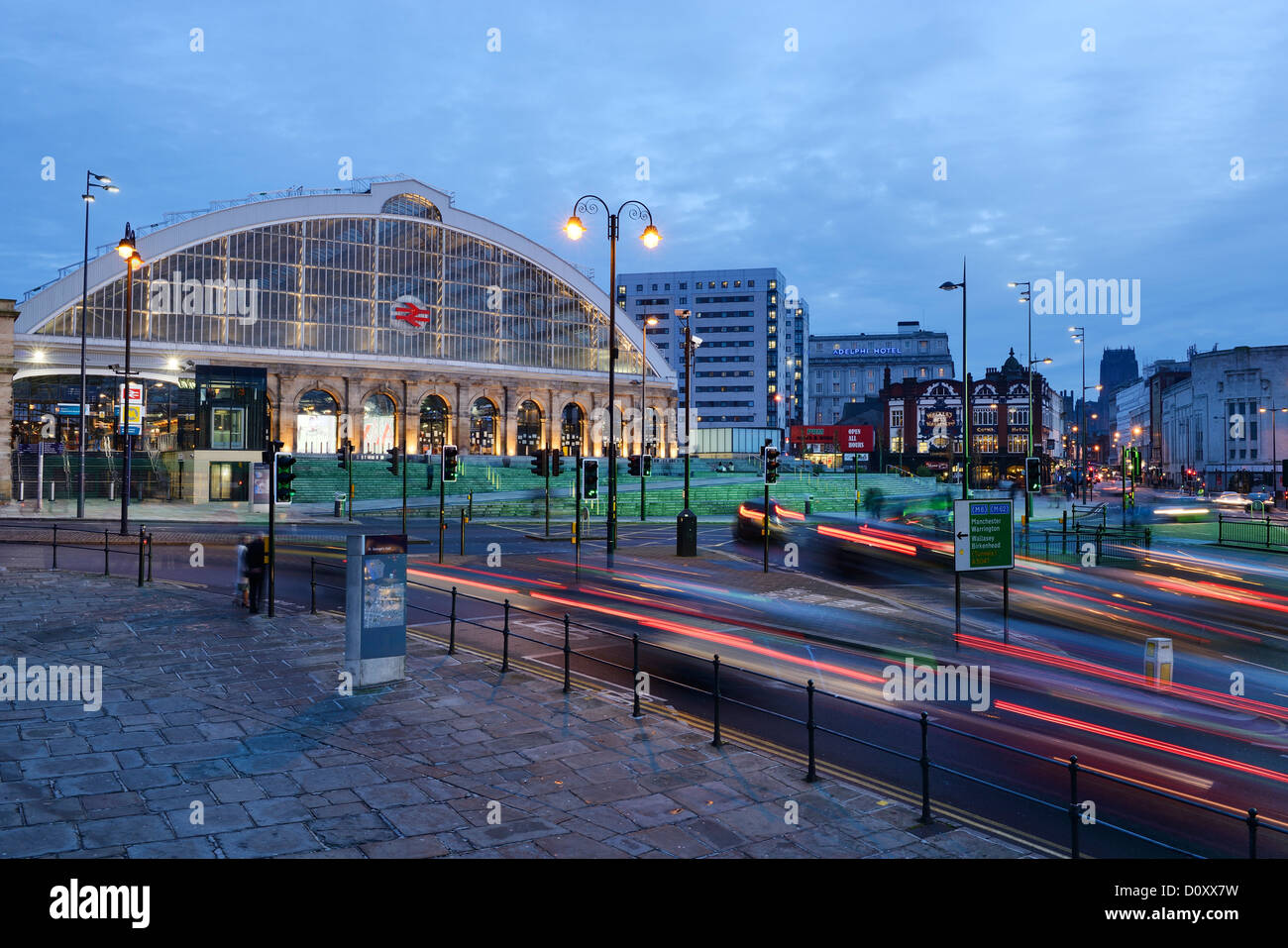 En dehors du trafic de la gare de Liverpool Lime Street at night Banque D'Images