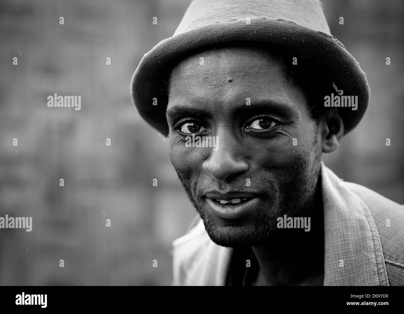 Portrait noir et blanc d'un jeune homme de la tribu Dorze avec chapeau, Chencha, Ethiopie Banque D'Images