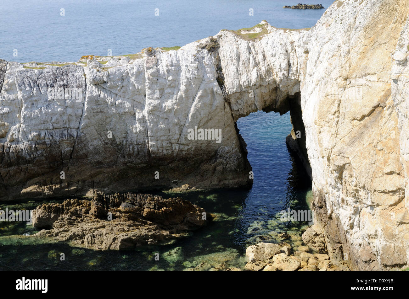 Bwa Gwyn arch arch rock blanc naturel Rhoscolyn Anglesey Mon Pays de Galles cymru UK GO Banque D'Images