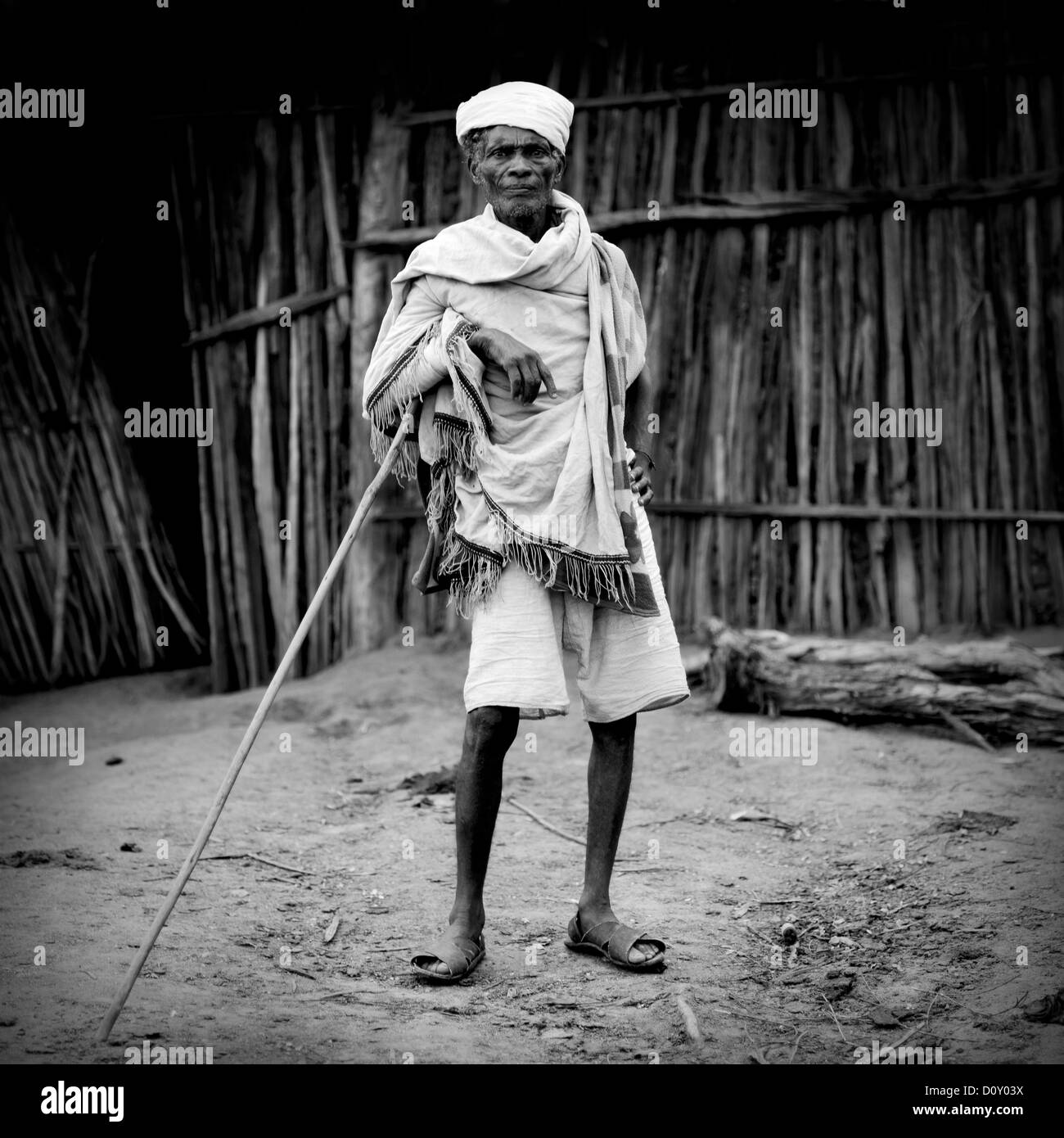 Portrait noir et blanc d'une ancienne tribu Borana Homme avec Stick, Yabello, Ethiopie Banque D'Images