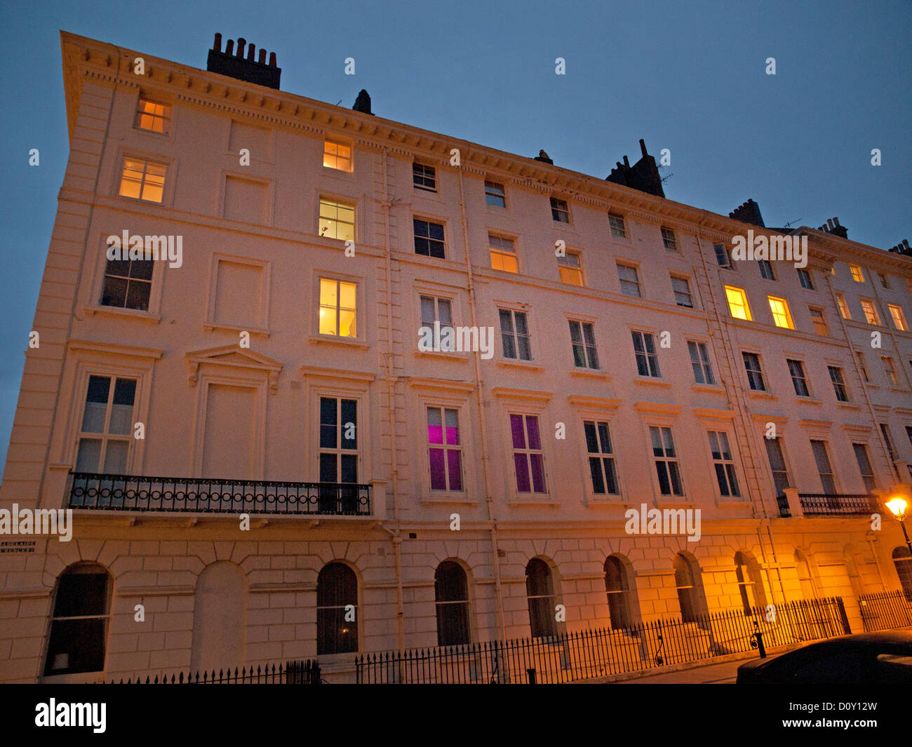 Les maisons d'Adelaide Crescent, Hove, Brighton dans la soirée. Banque D'Images