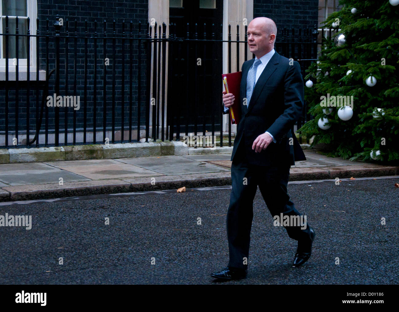 3 décembre 2012, Londres ; Secrétaire aux affaires étrangères, William Hague MP laisse 10 Downing Street après la citation du ministère des Affaires étrangères et du Commonwealth (FCO) de l'Ambassadeur d'Israël Daniel Taub. Le FCO a indiqué clairement à Taub 'la profondeur de la UK's concerne' sur les plans visant à construire 3 000 logements de colons dans les territoires occupés. Credit : Andy Thornley / Alamy Live News Banque D'Images