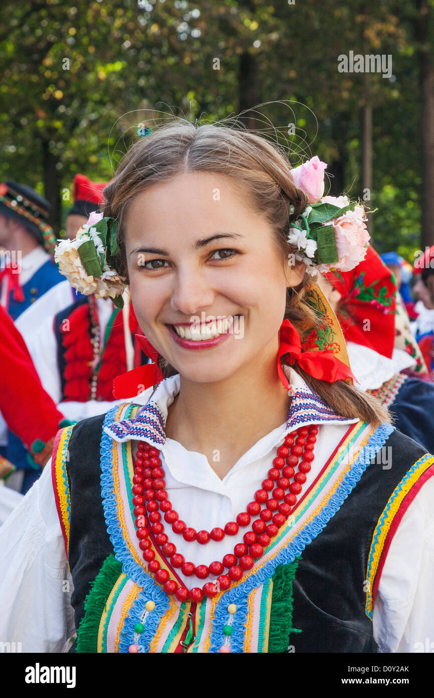 La Pologne, la fille en costume national polonais traditionnel Photo