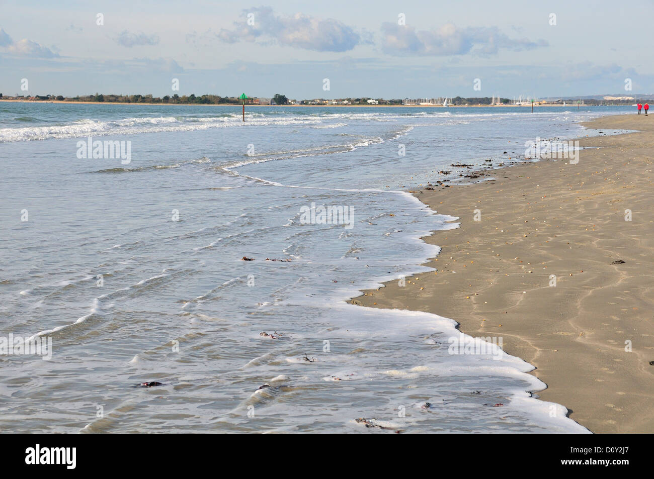Scène de l'estran et le sable doré de la plage de West Wittering, Nr.Chichester, West Sussex, UK à Hayling Island dans la distance Banque D'Images