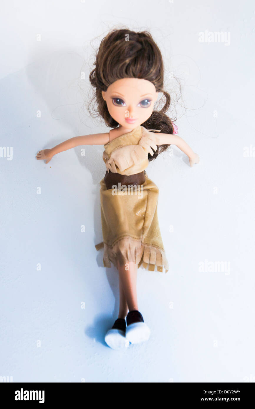 Poupée Barbie assis dans l'eau peu profonde Photo Stock - Alamy