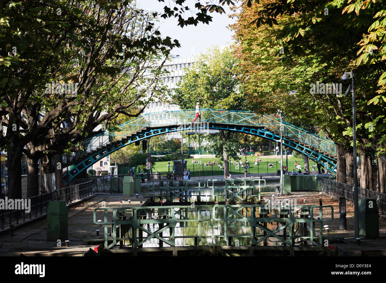 Paris, France : le Canal St Martin lors d'une journée ensoleillée à l'automne. Banque D'Images