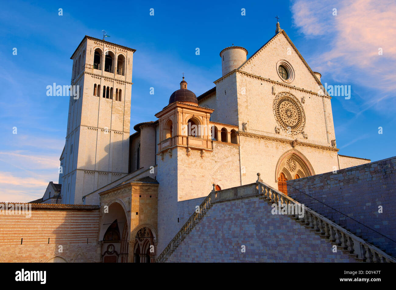 La partie supérieure de la façade de la Basilique Papale de Saint François d'Assise, ( Basilique Papale di San Francesco Assisi, Italie ) Banque D'Images