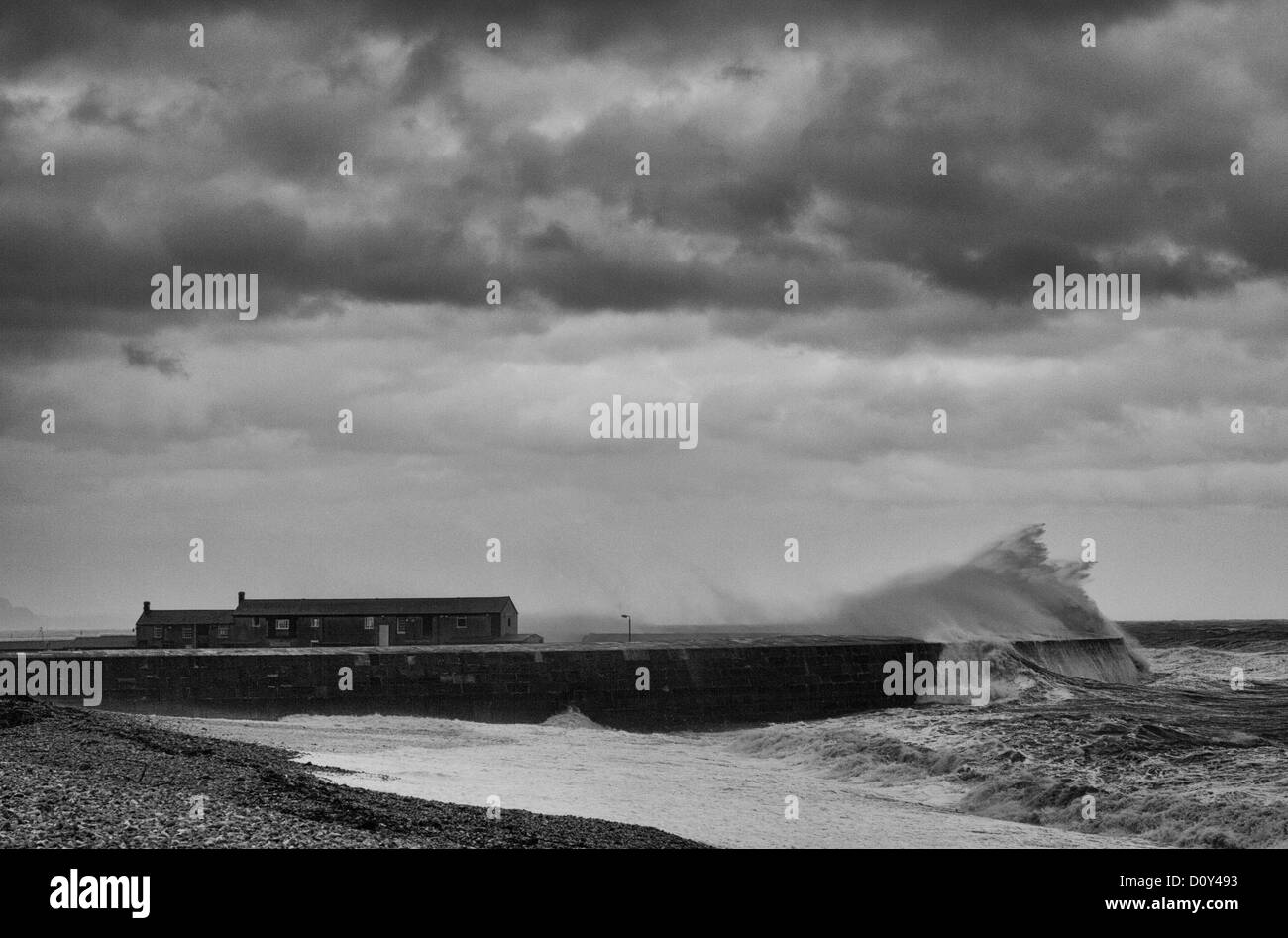 Des vagues se brisant sur le mur de la Cobb, pendant une tempête de Lyme Regis Banque D'Images