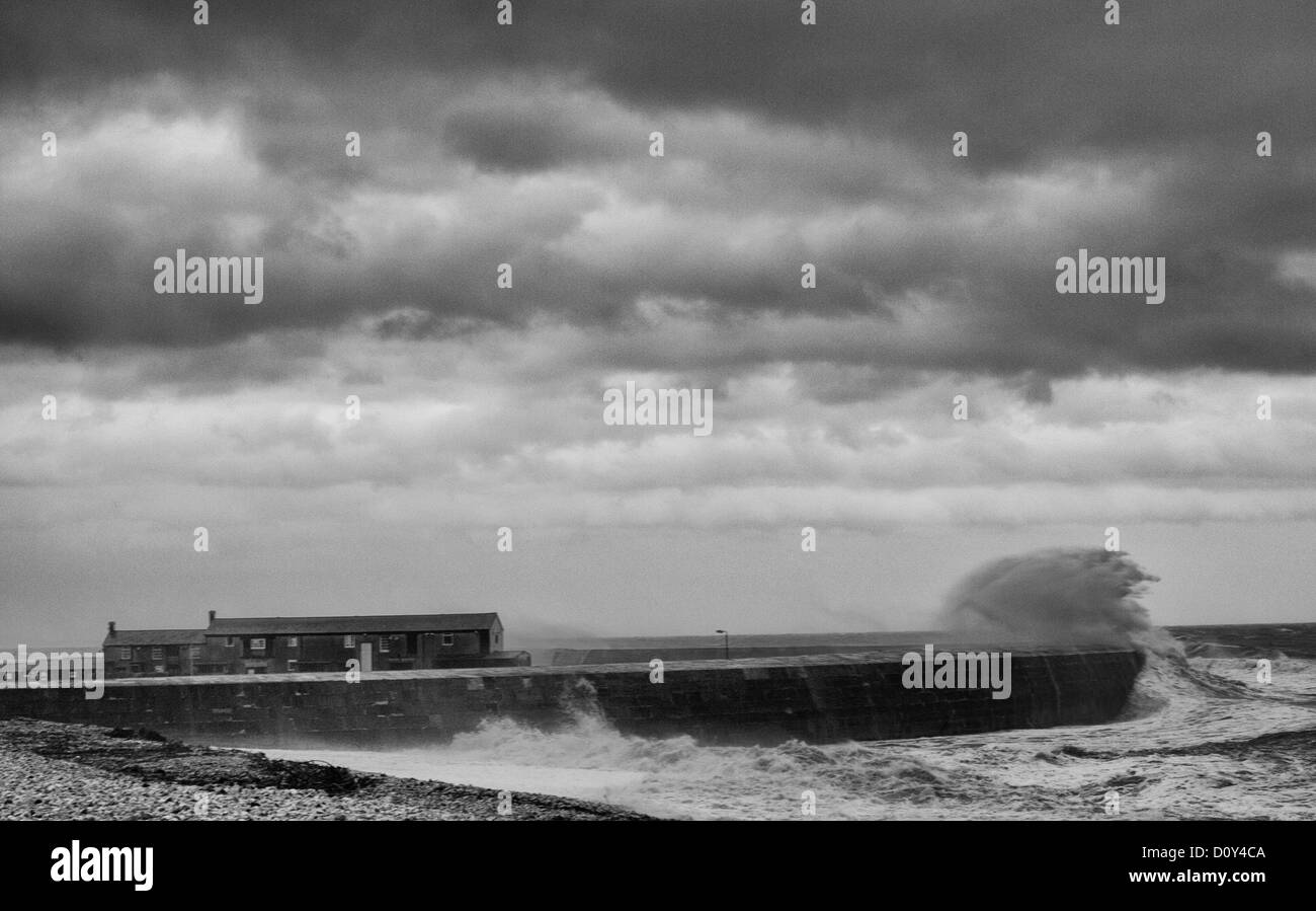 Des vagues se brisant sur le mur de la Cobb, pendant une tempête de Lyme Regis Banque D'Images