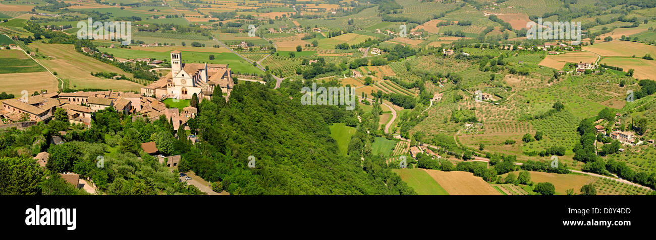 Arial panoramique Basilique Papale de Saint François d'Assise, ( Basilique Papale di San Francesco Assisi, Italie ) Banque D'Images
