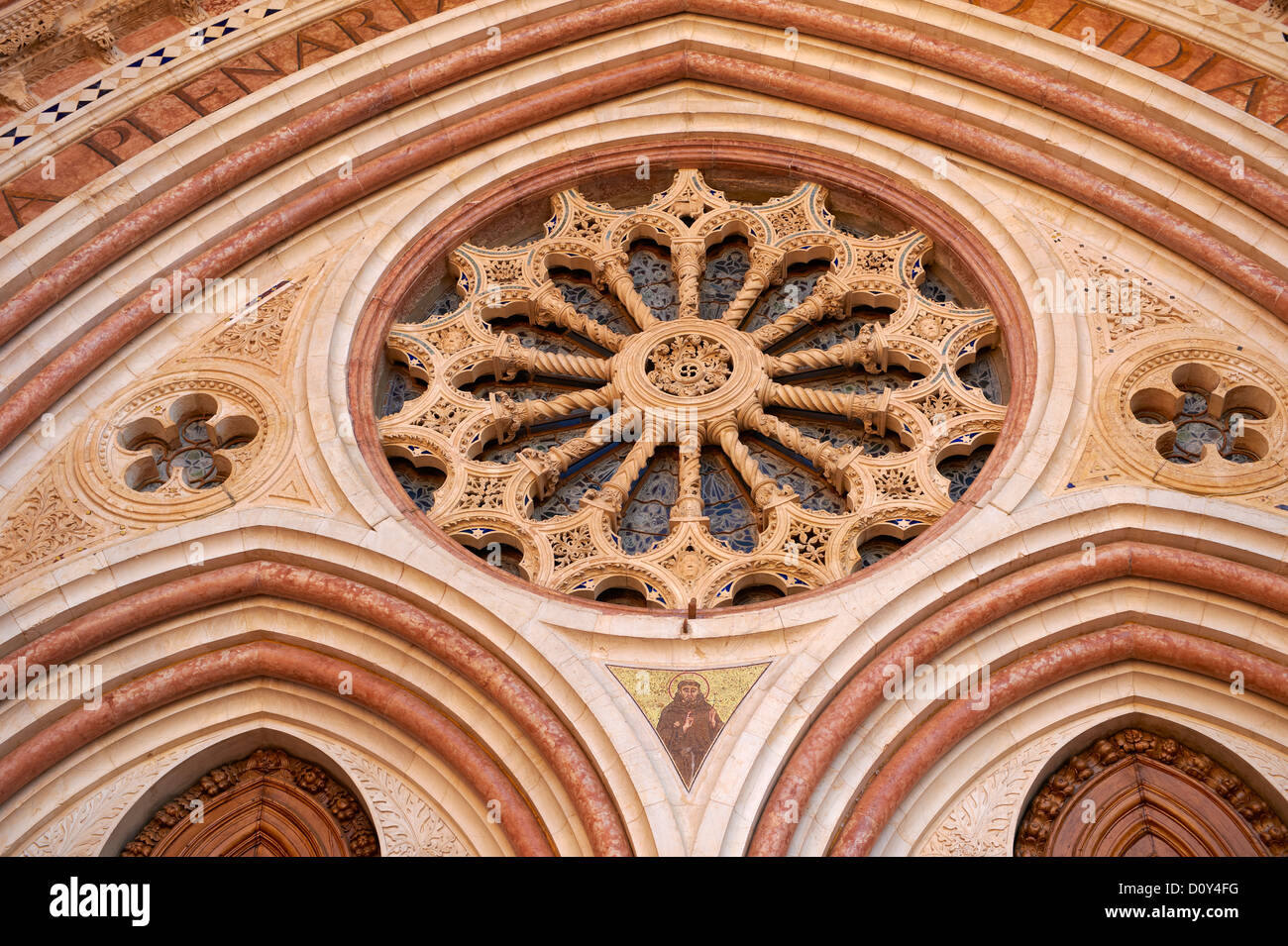 Porte gothique de la Basilique Papale de Saint François d'Assise, ( Basilique Papale di San Francesco Assisi, Italie ) Banque D'Images