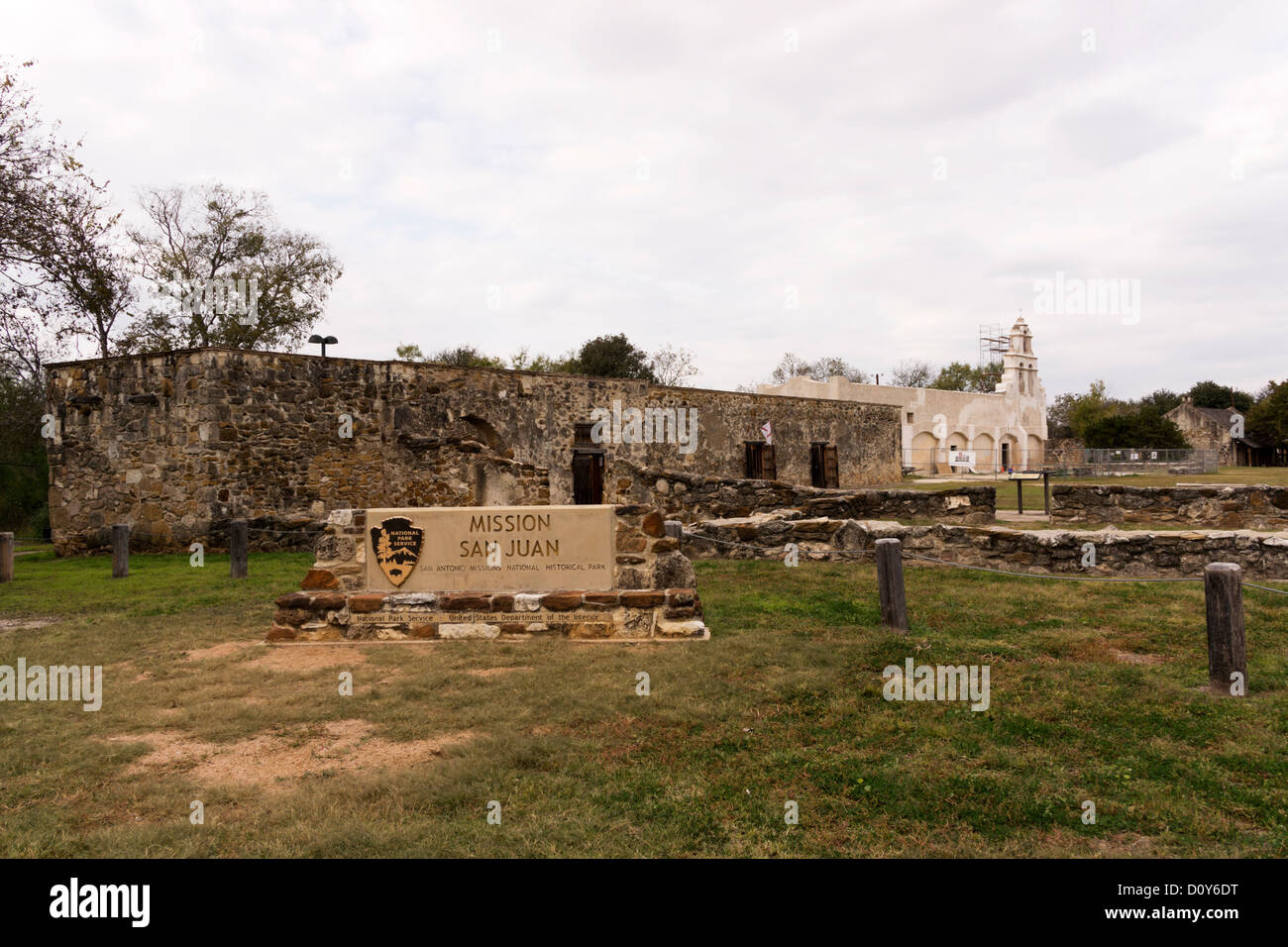 La mission de San Juan Capistrano vu depuis le parking. Banque D'Images