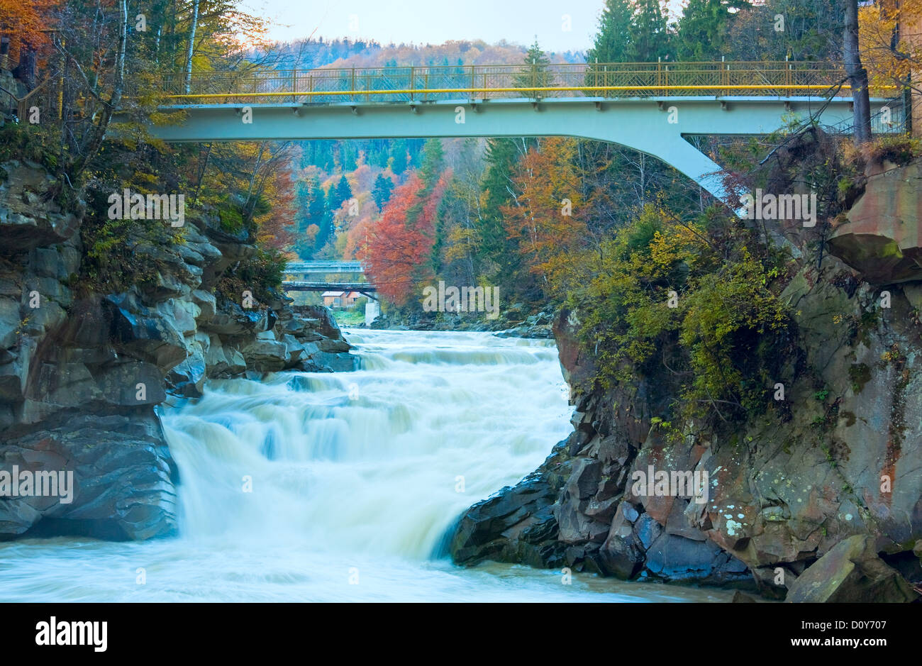 Cascade boueuse sur la rivière de montagne d'automne Banque D'Images