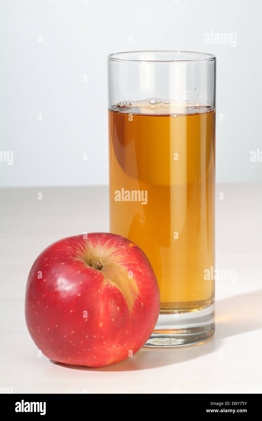 Hambourg, Allemagne, un verre de jus de pomme Banque D'Images