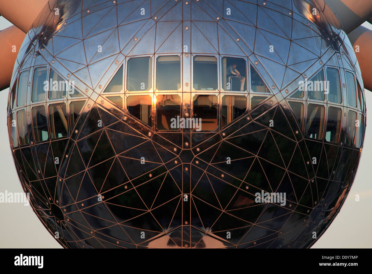 Une préparation de la table au restaurant en haut de l'Atomium à Bruxelles, Belgique Banque D'Images