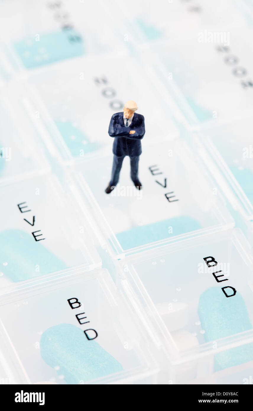 Mini Businessman figure sur la boîte de pilules Banque D'Images