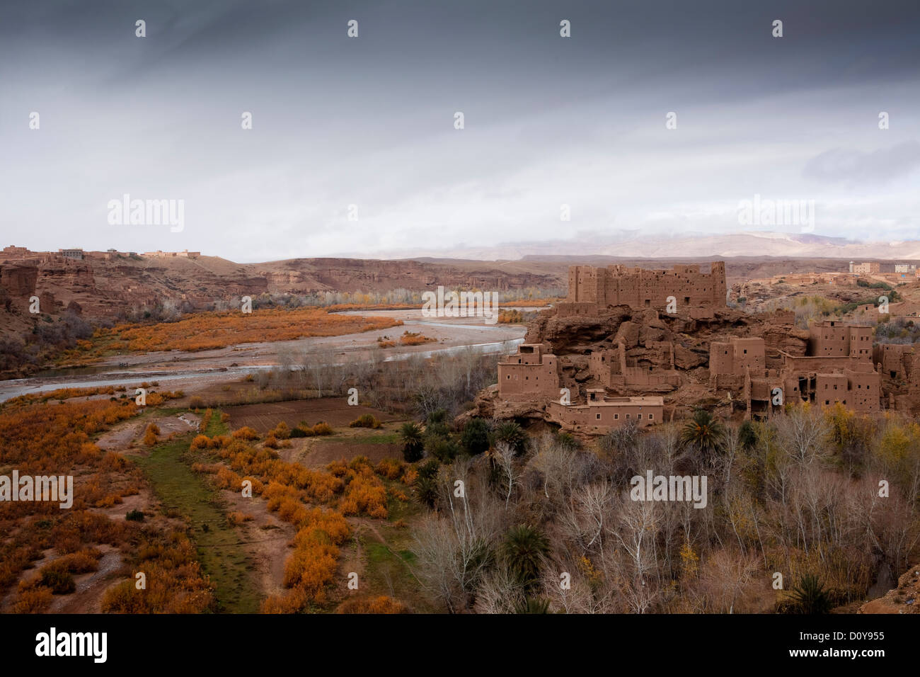 De Kelaat Mgouna, vallée du Dadès. Vallée des Roses, les montagnes de l'Atlas. Le Maroc. Banque D'Images