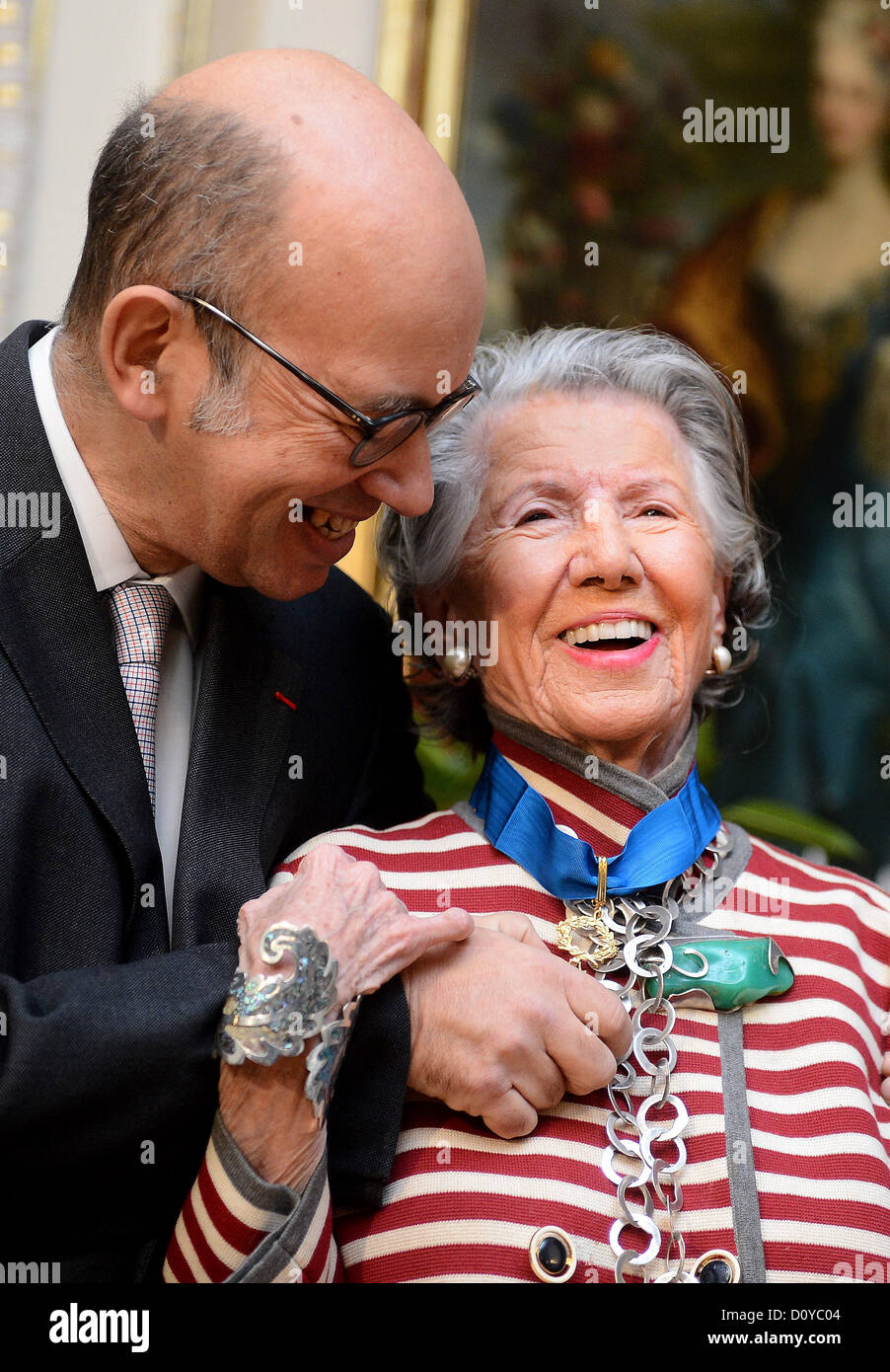 L Ambassadeur De France En Republique Tcheque Pierre Levy Gauche A Accorde A La Republique Tcheque Et Collectionneur D Art Bienfaiteur Insigne Meda Mladkova Avec Commandeur Dans L Ordre National Du Merite A Prague Republique