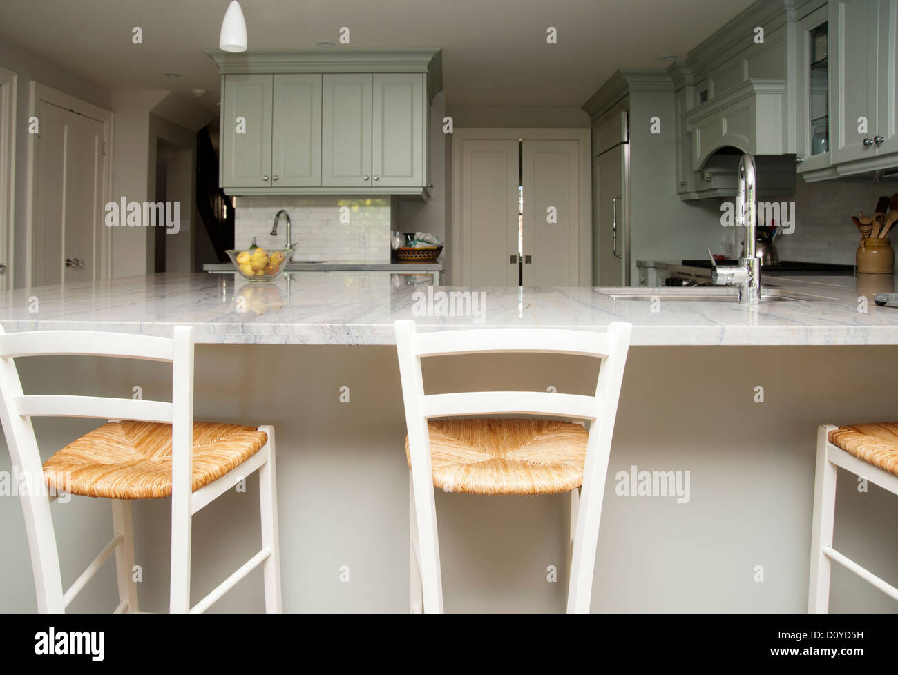 Des chaises au comptoir de cuisine moderne dans la maison Banque D'Images