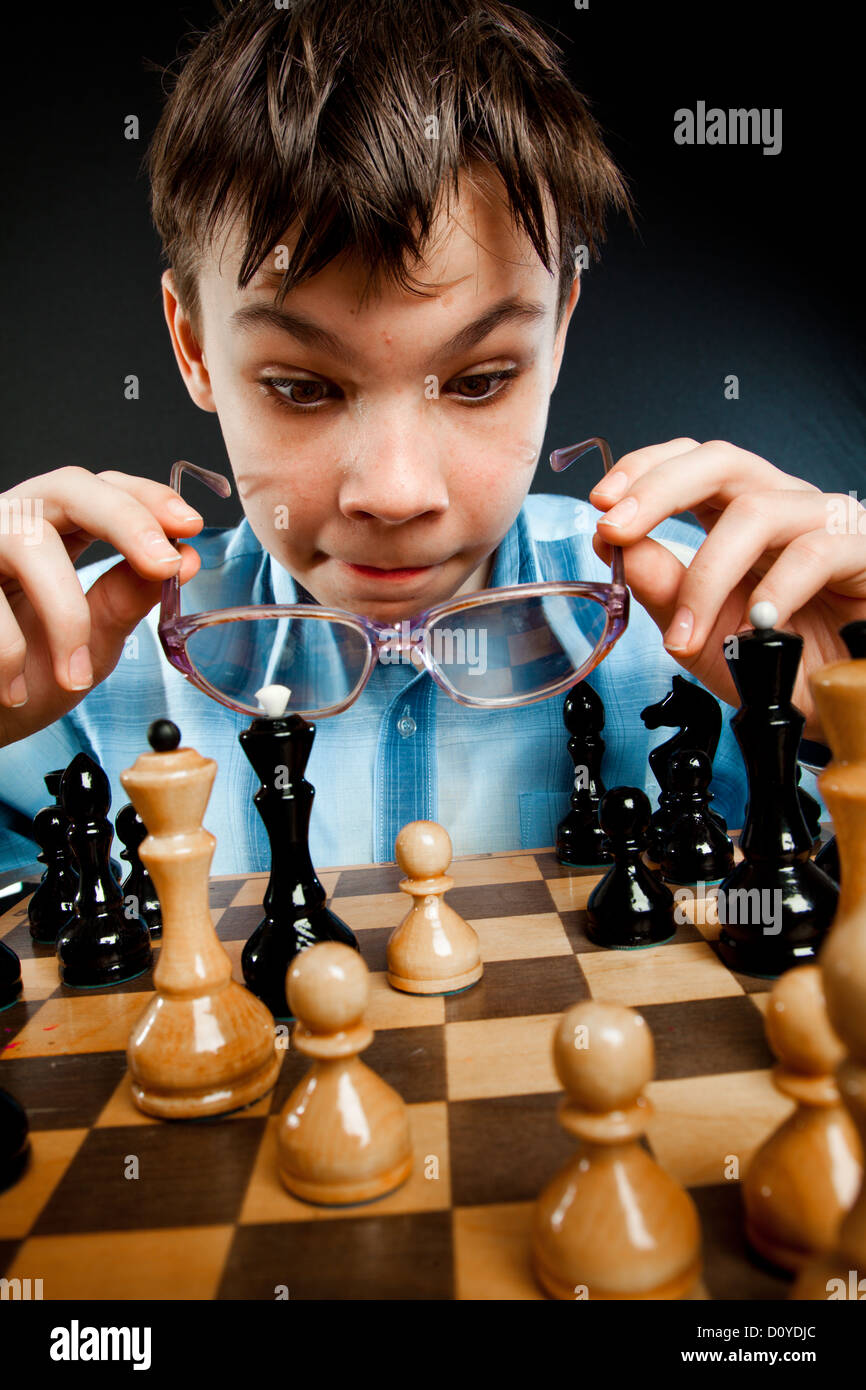 Nerd jouer aux échecs Banque D'Images