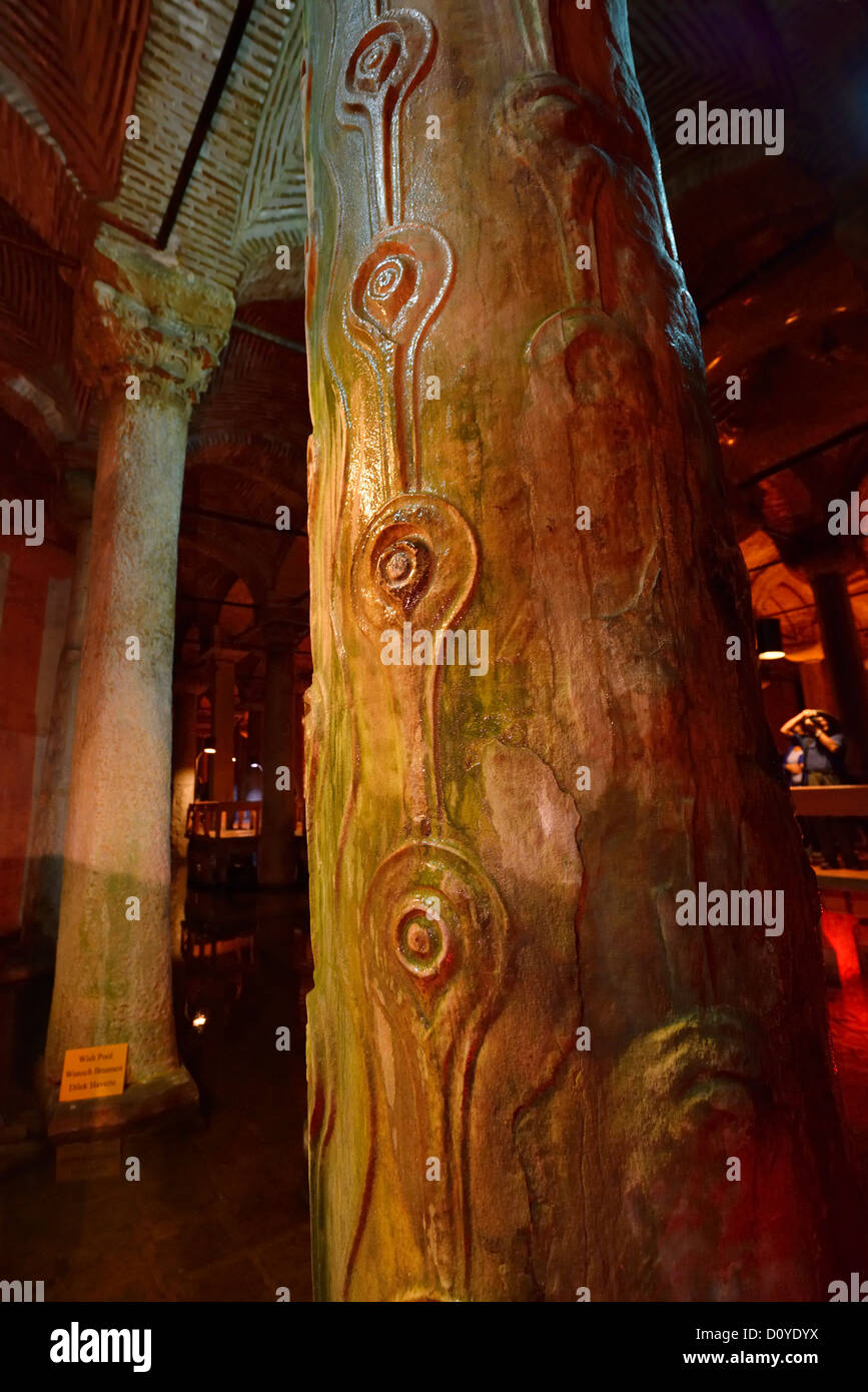 Les larmes aux yeux de paon en colonnes de la Citerne basilique souterraine de Istanbul Turquie Banque D'Images