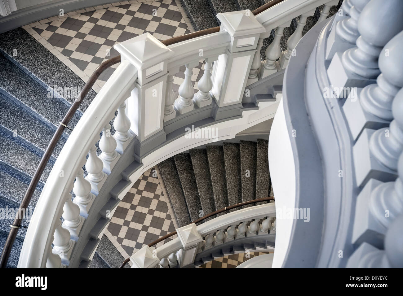 Escaliers à balustres. Fragment d'architecture classique abstrait Banque D'Images