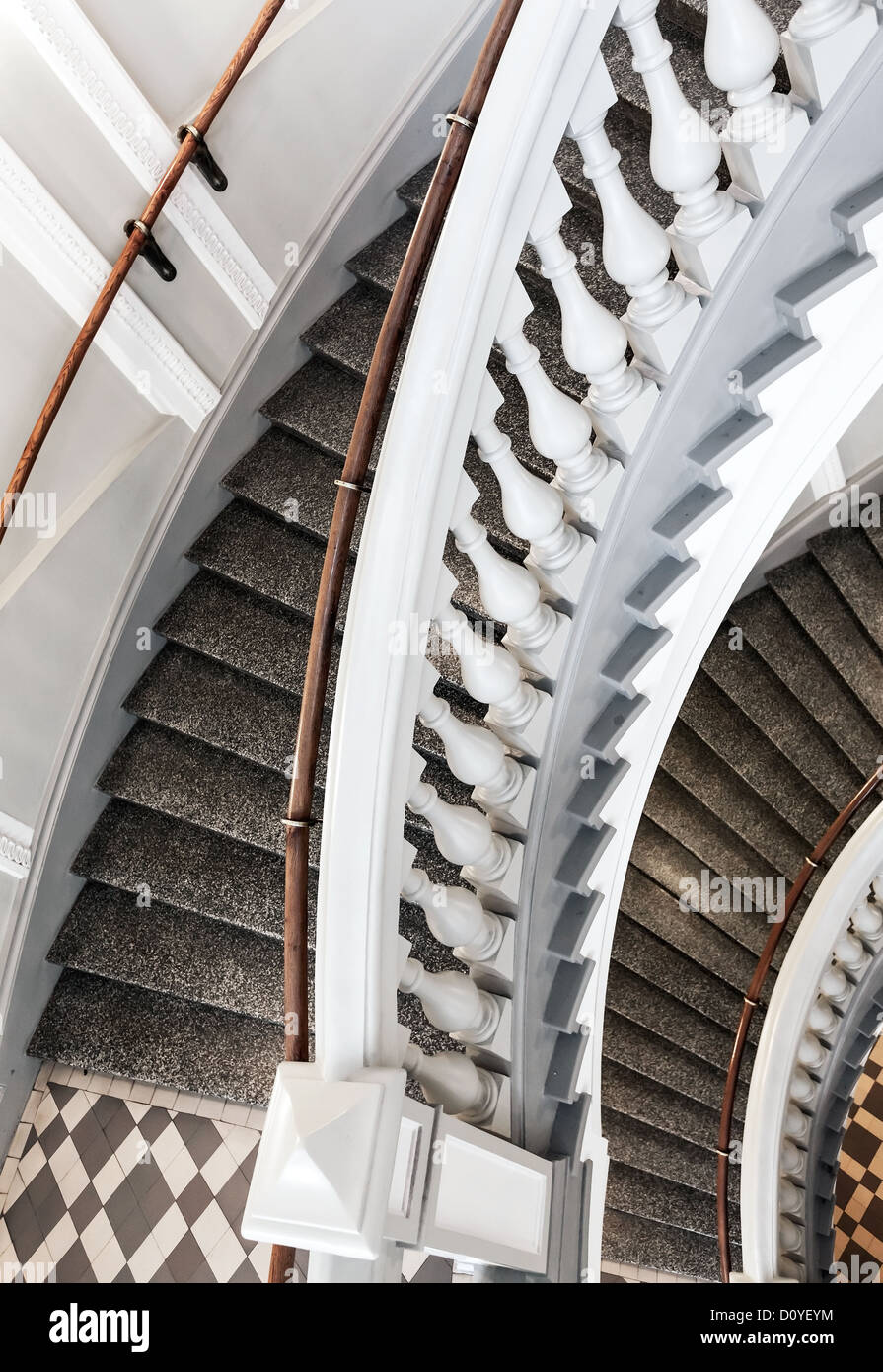 Escalier classique avec balustres. Abstrait architecture fragment intérieur Banque D'Images