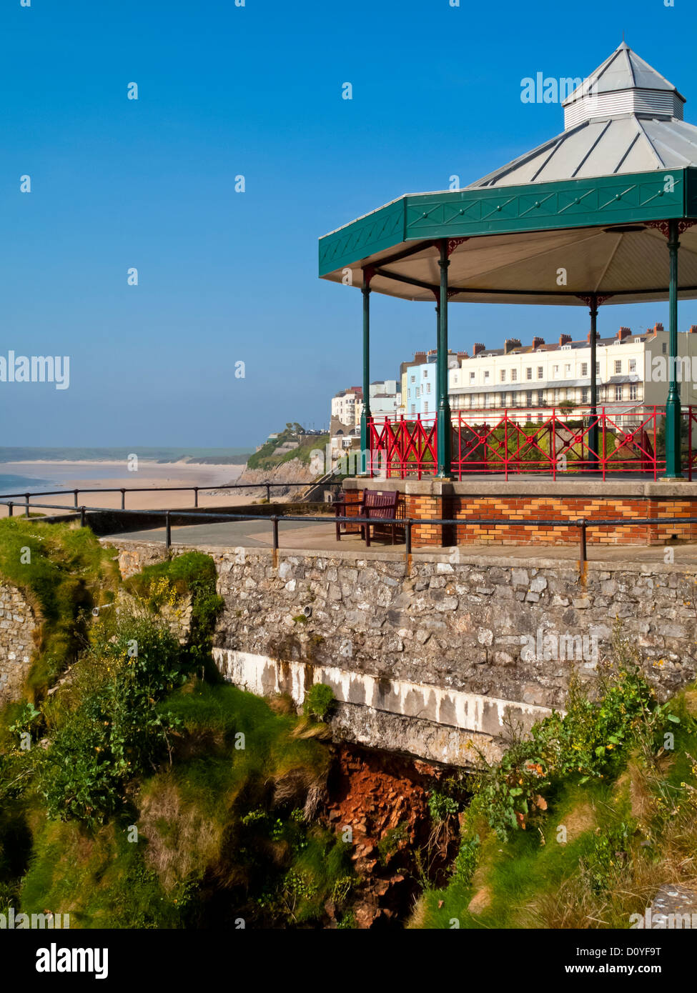 Le kiosque sur la promenade au-dessus de la plage, dans la vieille ville à Tenby une station balnéaire du sud du Pays de Galles Pembrokeshire UK Banque D'Images