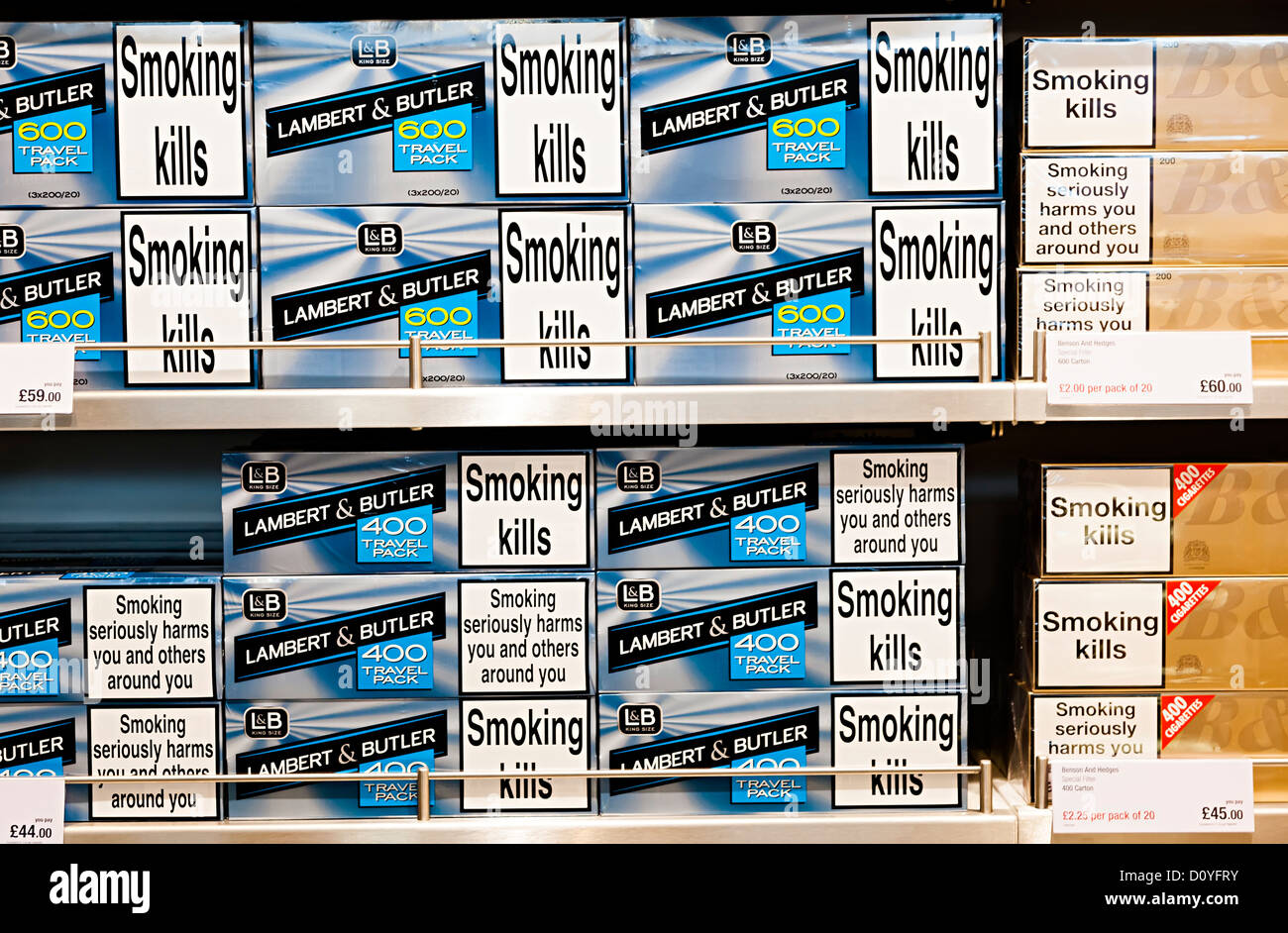 Les paquets de cigarettes avec un avertissement le tabac tue au duty free shop, Jersey, Channel Islands, Royaume-Uni Banque D'Images