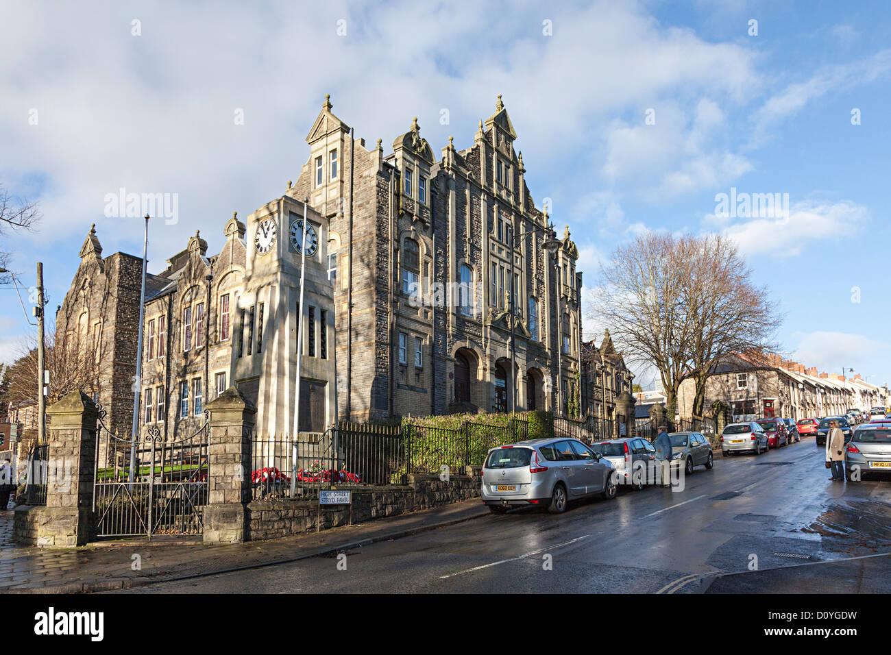 Workman's Hall et War Memorial clock, Samatan, Pays de Galles, Royaume-Uni Banque D'Images