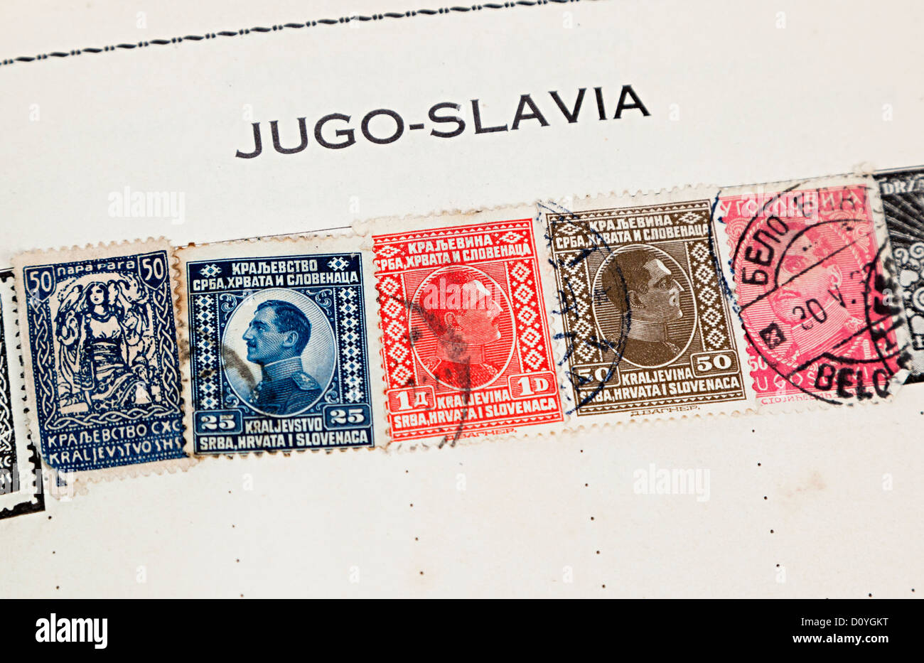 Album de timbres anciens avec nom de pays Yougoslavie Banque D'Images