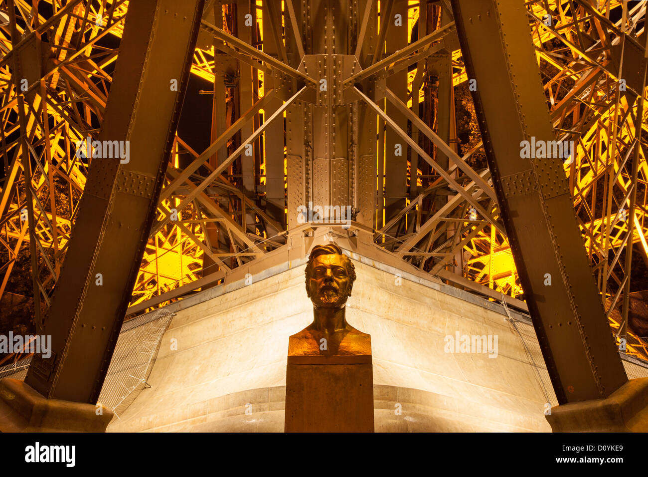 Buste en bronze de Gustave Eiffel à la base de la tour il a contribué à la conception de l'Univers 1889 Juste, Paris France Banque D'Images