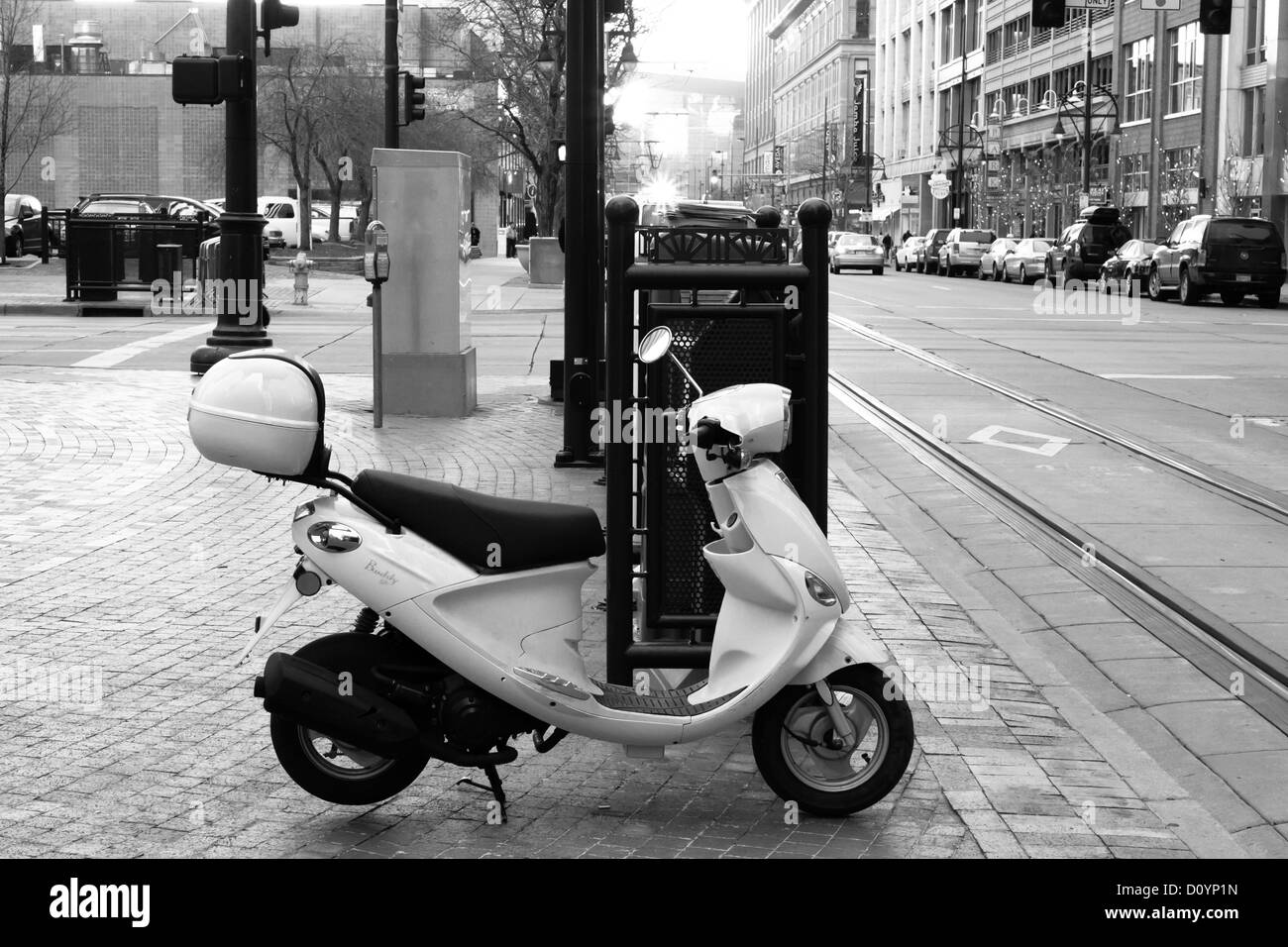 Un scooter électrique en stationnement sur le trottoir. Banque D'Images