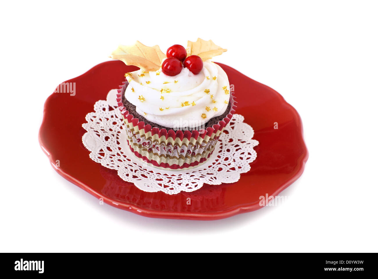 Glaçage à la vanille Gâteau décoré de bonbons rouge fondant et feuilles d'or. Banque D'Images