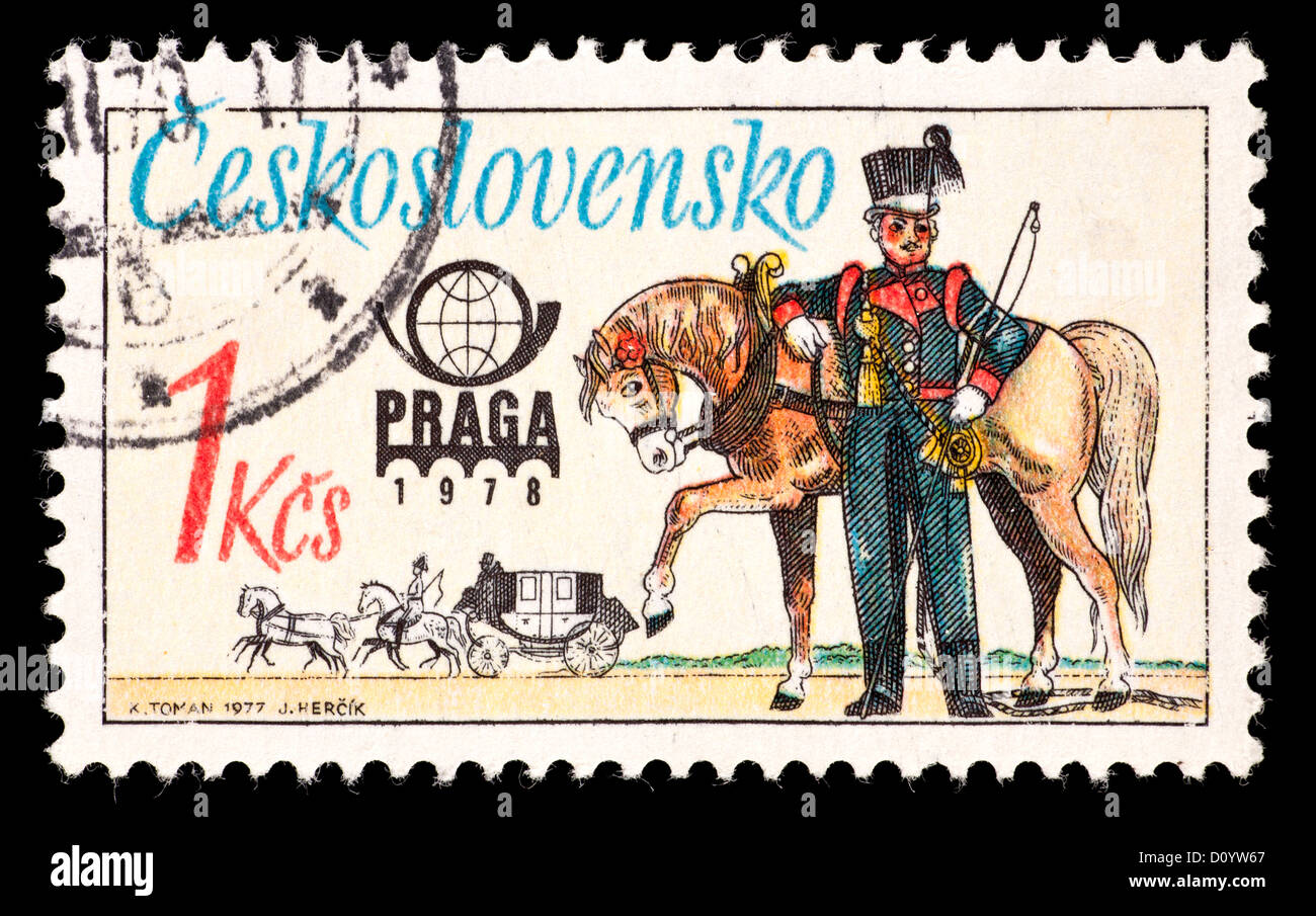 Timbre-poste de la Tchécoslovaquie représentant un cavalier poste autrichienne à partir de 1838. Banque D'Images