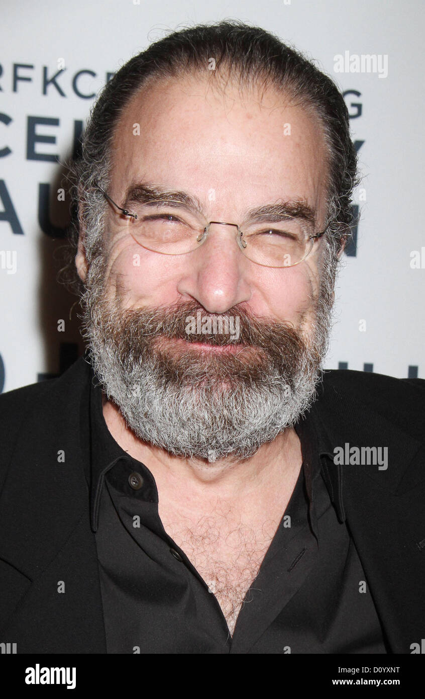 Le 3 décembre 2012 - New York, New York, États-Unis - l'Acteur MANDY PATINKIN attenSd le Robert F. Kennedy Center for Justice and Human Rights 2012 Dîner d'onde d'espoir qui a eu lieu au Marriott Marquis Hotel. (Crédit Image : © Kaszerman ZUMAPRESS.com)/Nancy Banque D'Images