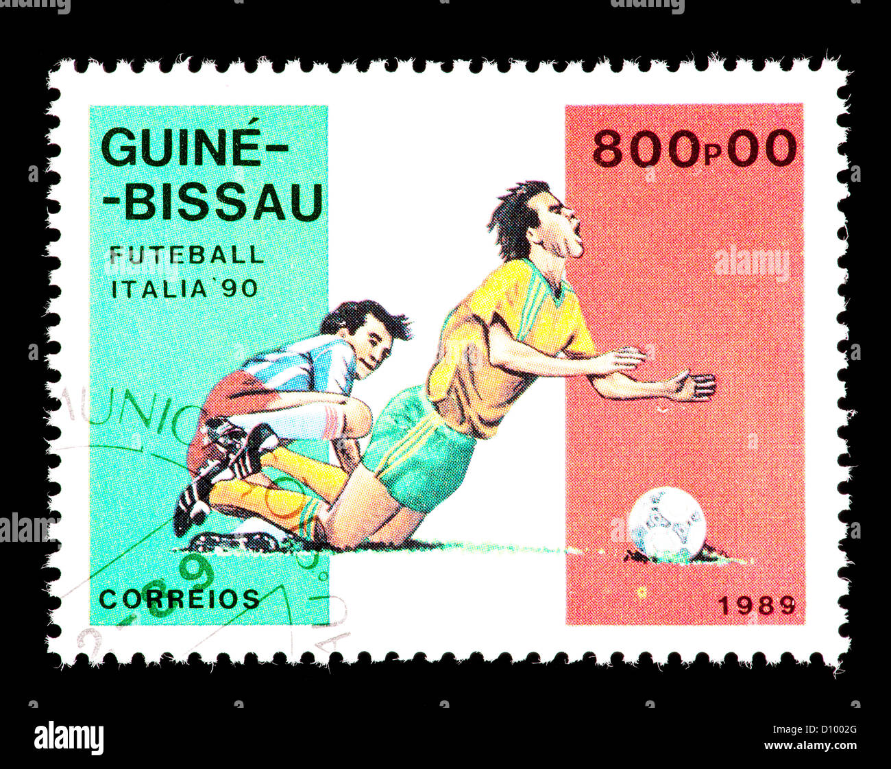 Timbre-poste de la Guinée-Bissau représentant deux joueurs de football, émis pour la Coupe du Monde 1990 en Italie. Banque D'Images