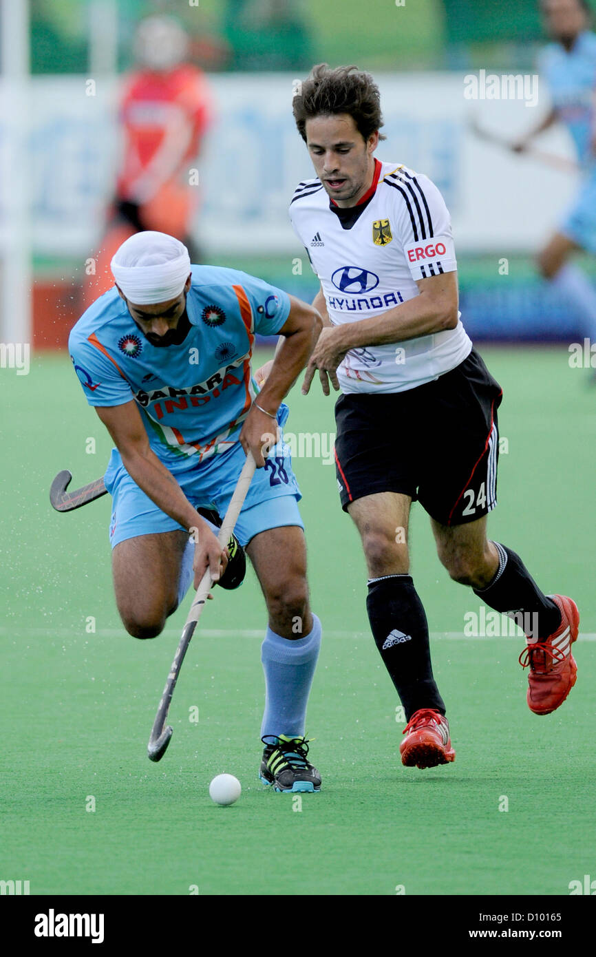 04.12.2012 Melbourne, Australie. Gurmail Singh de l'Inde tente d'Outrun Benedikt Fuerk d'Allemagne pendant le Trophée des champions de hockey masculin de l'État le netball Hockey Centre. Banque D'Images 04.12.2012 Melbourne, Australie. Gurmail Singh de l'Inde tente d'Outrun Benedikt Fuerk d'Allemagne pendant le Trophée des champions de hockey masculin de l'État le netball Hockey Centre. Banque D'Images